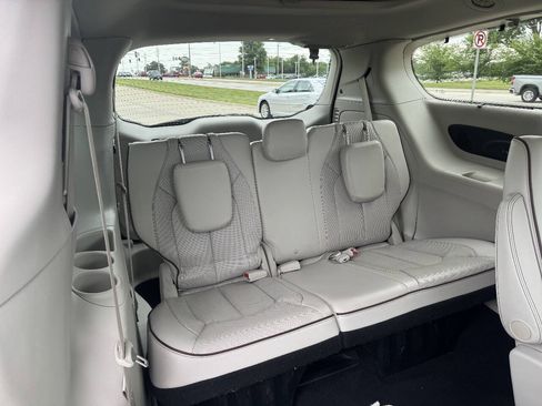 Used 2017 Chrysler Pacifica Limited FWD image 12