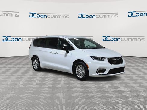 New 2026 Chrysler Pacifica Select image 2