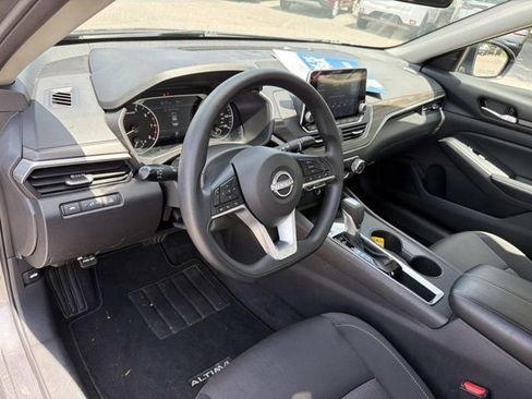 Used 2025 Nissan Altima 2.5 SV FWD image 11
