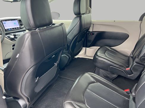 Used 2024 Chrysler Pacifica Touring-L image 56