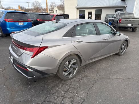 Used 2024 Hyundai Elantra Limited image 7