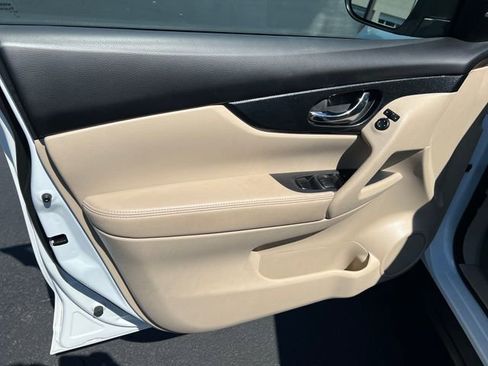 Used 2015 Nissan Rogue SL w/ SL Premium Package image 25