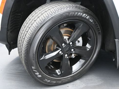 Used 2022 Jeep Grand Cherokee Altitude AWD/4WD image 23