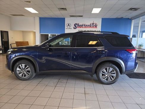 Used 2025 Nissan Pathfinder SV image 5