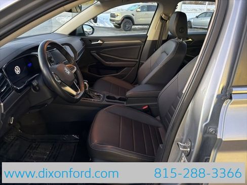 Used 2024 Volkswagen Jetta SE image 9