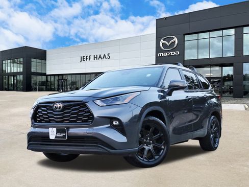 Used 2023 Toyota Highlander LE image 1