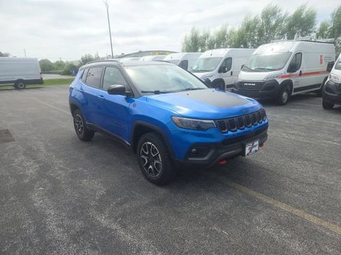 Used 2025 Jeep Compass Trailhawk w/ Trailhawk Elite Group AWD/4WD image 2