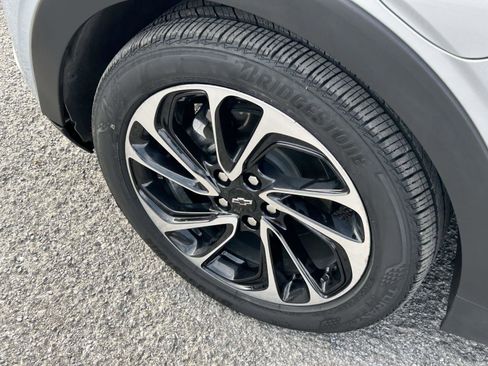 Used 2022 Chevrolet Bolt EUV Premier w/ Sun & Sound Package image 9