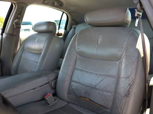 Used 2001 Lincoln Town Car Signature RWD image 17