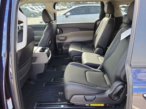 New 2026 Kia Carnival EX image 16