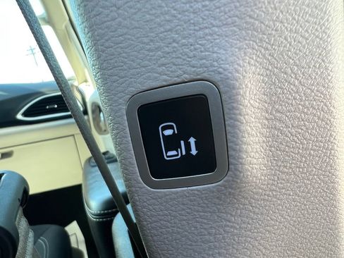Used 2022 Chrysler Voyager LX image 35