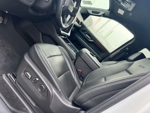 Used 2025 GMC Yukon Denali image 13