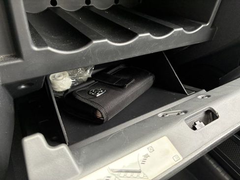 Used 2009 Dodge Caliber SXT FWD image 12