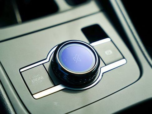 Used 2025 Volkswagen Tiguan SE w/ Panoramic Sunroof Package image 16