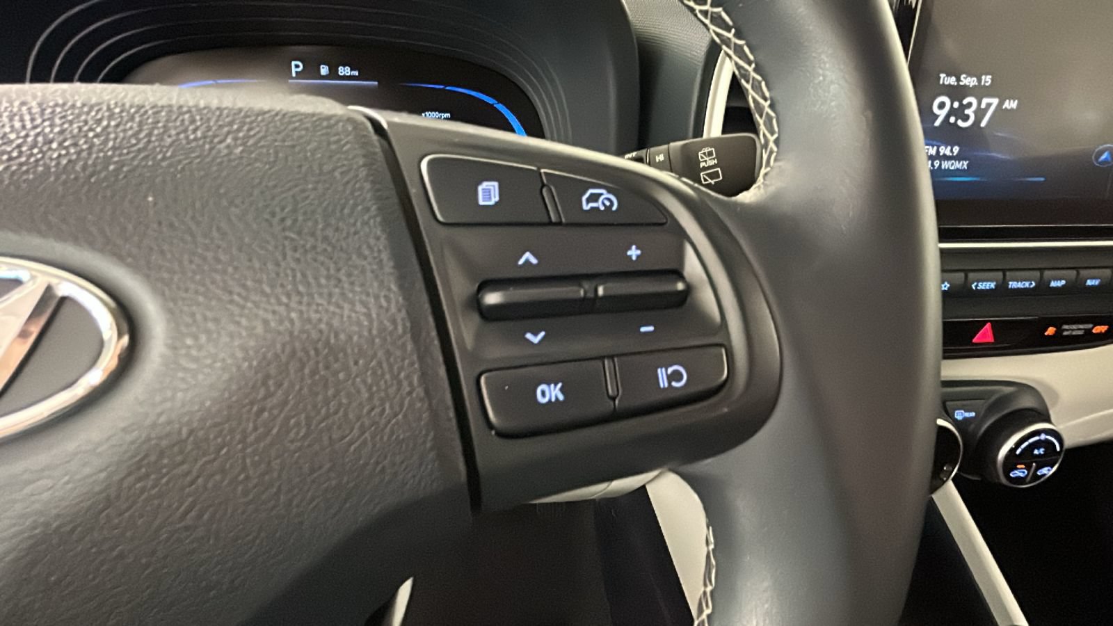 Used 2023 Hyundai Venue Limited FWD image 20
