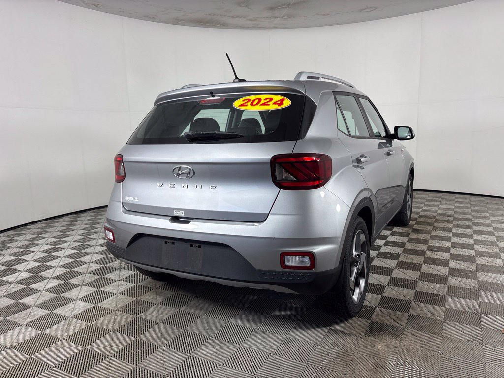 Used 2024 Hyundai Venue SEL FWD image 3