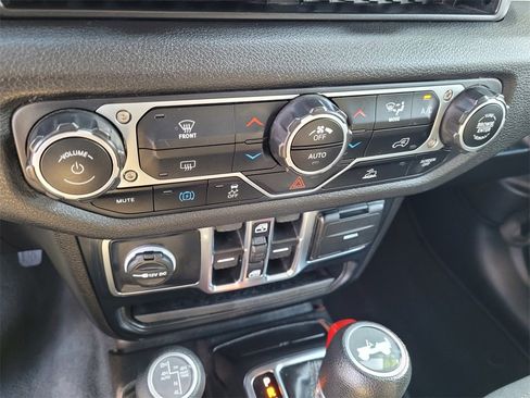 Used 2024 Jeep Wrangler Unlimited image 19