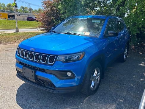 Used 2023 Jeep Compass Latitude image 2