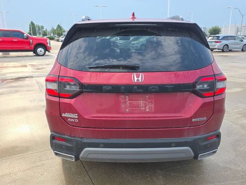 Used 2025 Honda Pilot Touring image 4