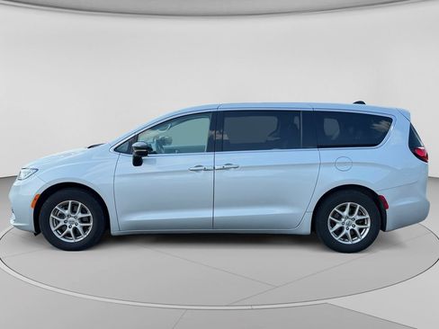 Used 2024 Chrysler Pacifica Touring-L FWD image 6