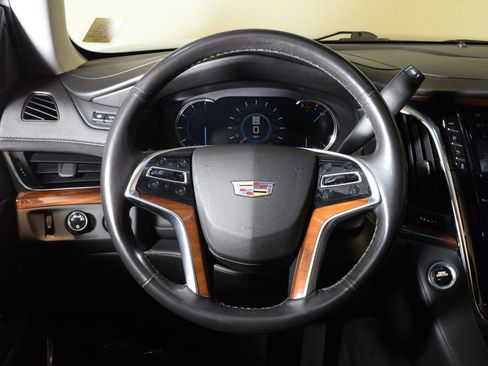 Used 2018 Cadillac Escalade Luxury AWD/4WD image 12