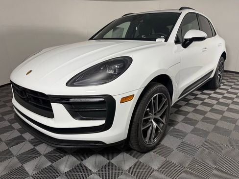 Certified 2025 Porsche Macan 2.0T image 1