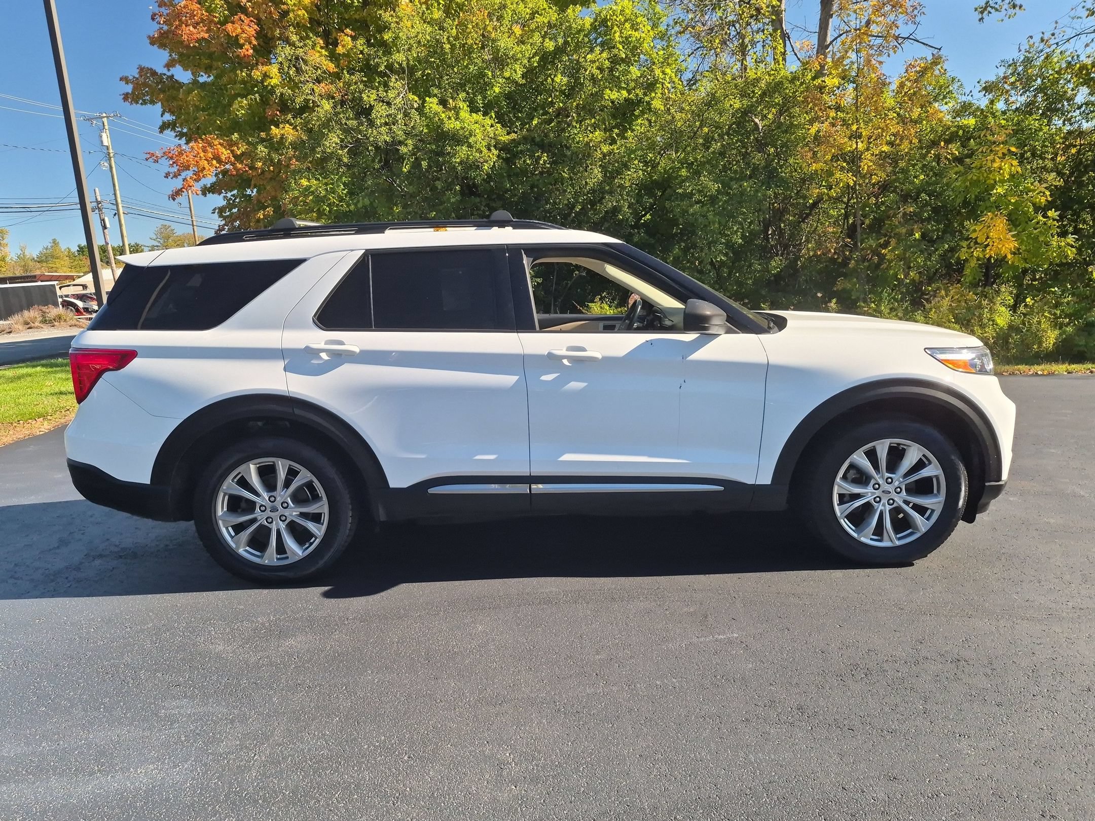 Used 2021 Ford Explorer XLT w/ Equipment Group 202A AWD/4WD image 2