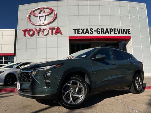 Used 2025 Chevrolet Trax LT image 2