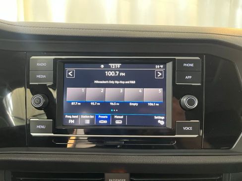 Used 2022 Volkswagen Jetta SE image 19