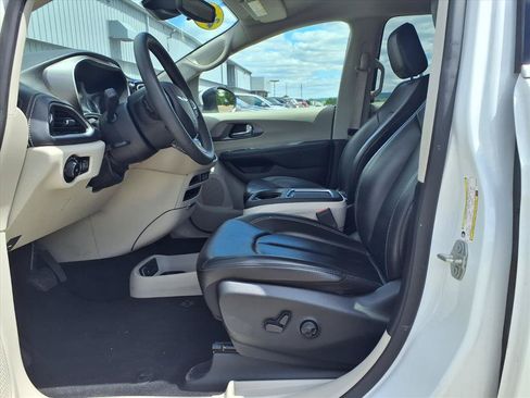 Used 2023 Chrysler Pacifica Touring-L FWD image 12