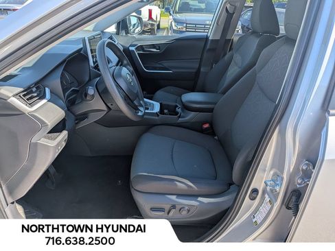Used 2025 Toyota RAV4 XLE AWD/4WD image 9