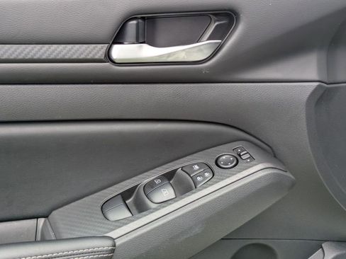 Used 2025 Nissan Altima 2.5 SV FWD image 13