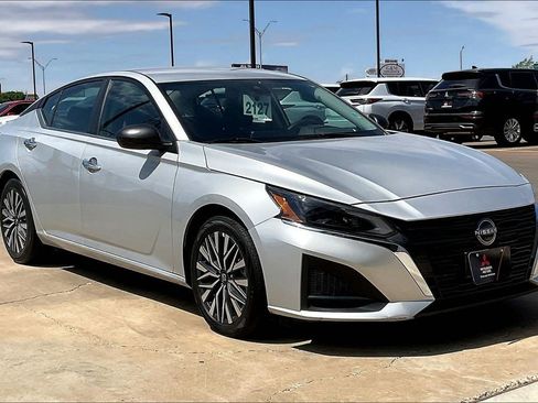 Used 2025 Nissan Altima 2.5 SV image 2