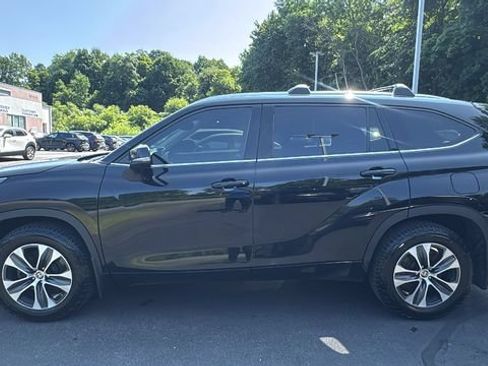 Used 2021 Toyota Highlander XLE AWD/4WD image 8