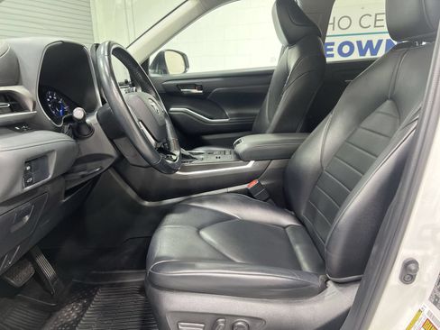 Used 2021 Toyota Highlander XLE AWD/4WD image 11