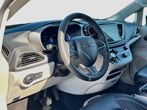 Used 2023 Chrysler Pacifica Touring-L FWD image 9