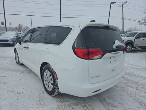 Used 2020 Chrysler Voyager L image 7