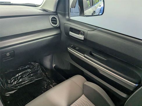 Used 2017 Toyota Tundra SR5 w/ SR5 Upgrade Package AWD/4WD image 37