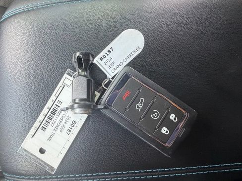 Used 2024 Jeep Grand Cherokee Trailhawk AWD/4WD image 36