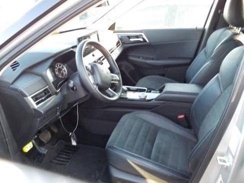 Used 2025 Mitsubishi Outlander SE FWD image 4