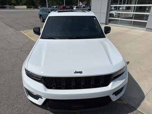 Used 2023 Jeep Grand Cherokee Altitude AWD/4WD image 10