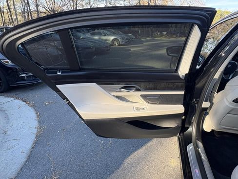 Used 2018 BMW 750i image 30