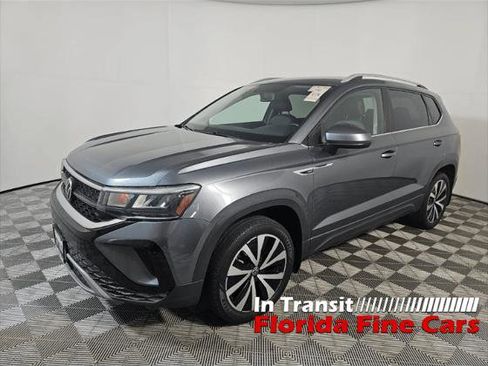 Used 2022 Volkswagen Taos SE FWD image 1