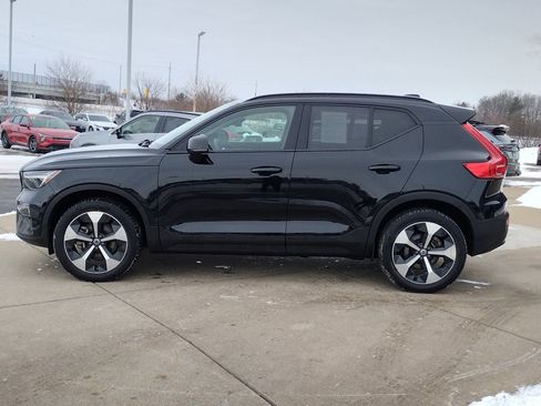 Used 2024 Volvo XC40 B5 Plus image 8
