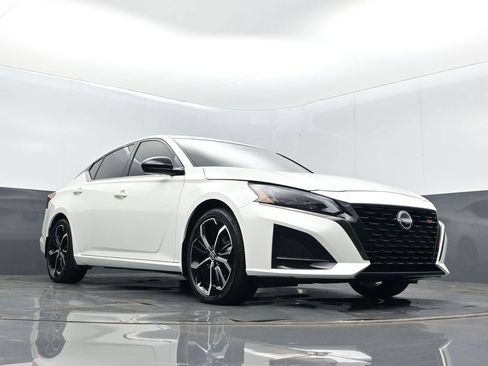 Used 2023 Nissan Altima 2.5 SR w/ SR Premium Package FWD image 10