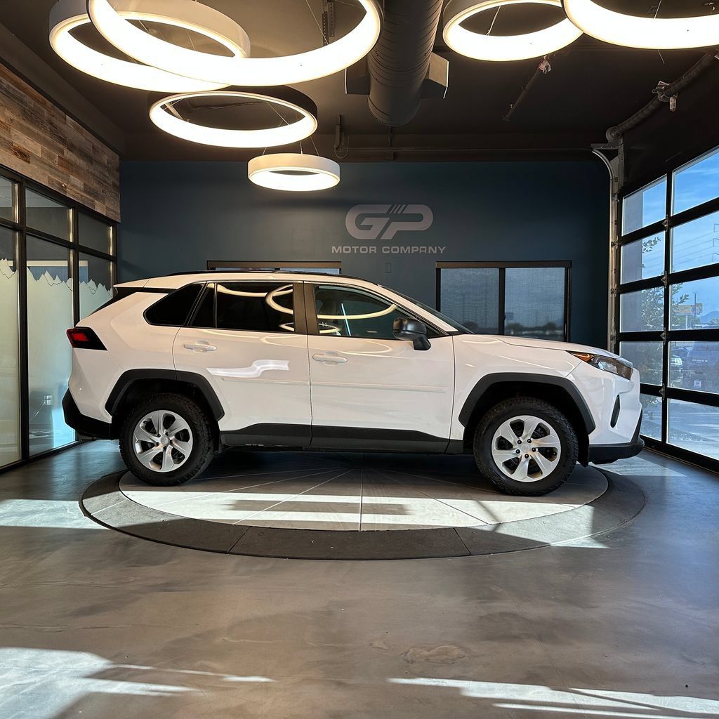 Used 2021 Toyota RAV4 LE AWD/4WD image 2