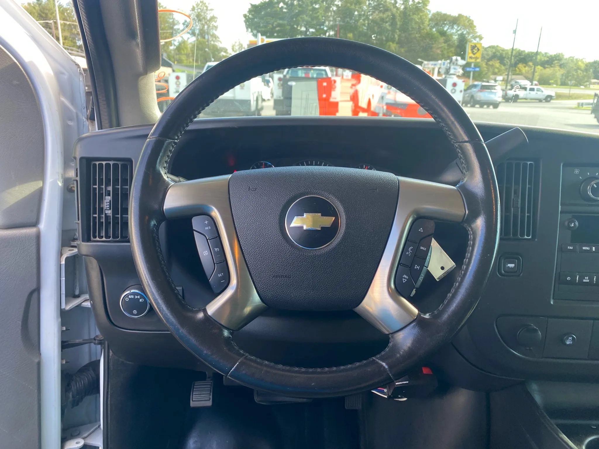 Used 2018 Chevrolet Express 3500 w/ Power Convenience Package RWD image 10