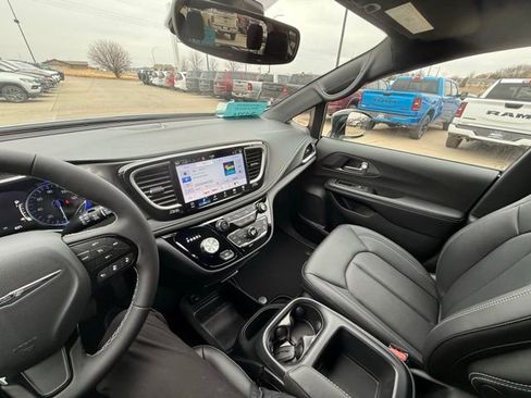 New 2026 Chrysler Pacifica Select w/ S Appearance Package image 18