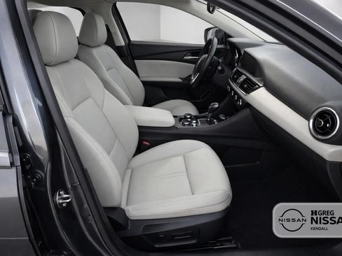 Used 2019 Alfa Romeo Giulia Ti RWD image 11