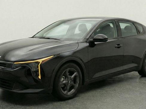 Used 2025 Kia K4 LXS image 3